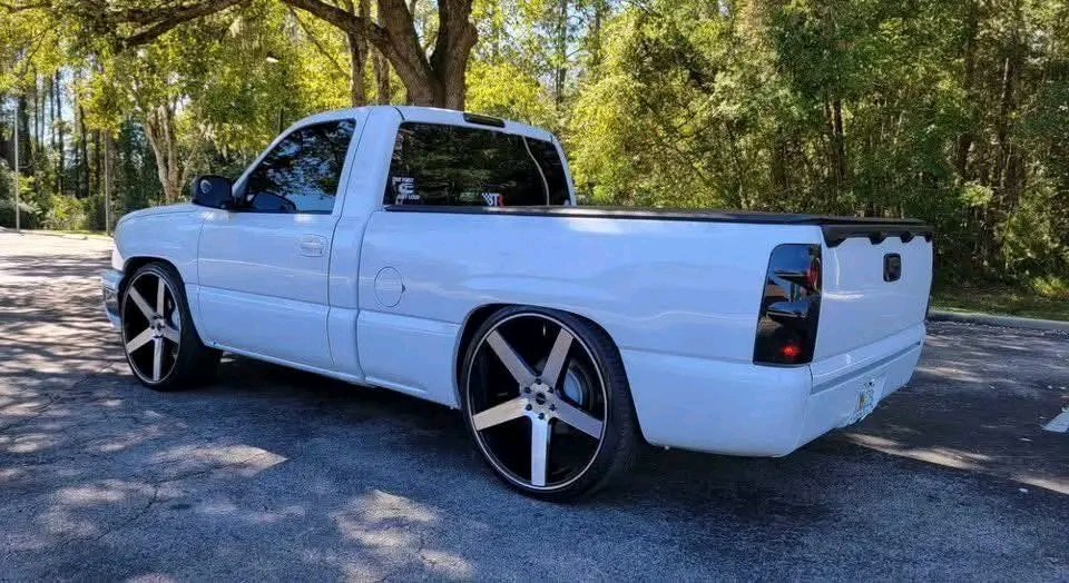 2006 Chevrolet Silverado - Image 2