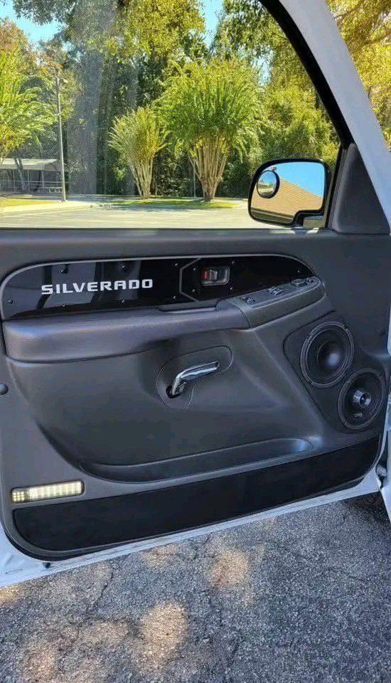 2006 Chevrolet Silverado - Image 3