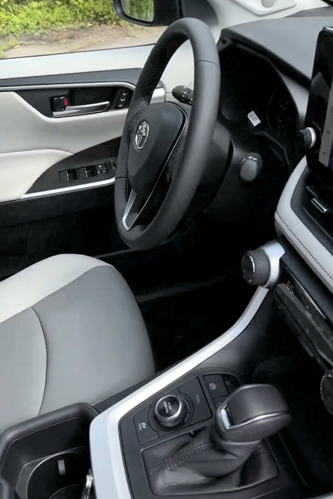 2025 Toyota RAV4 - Image 5