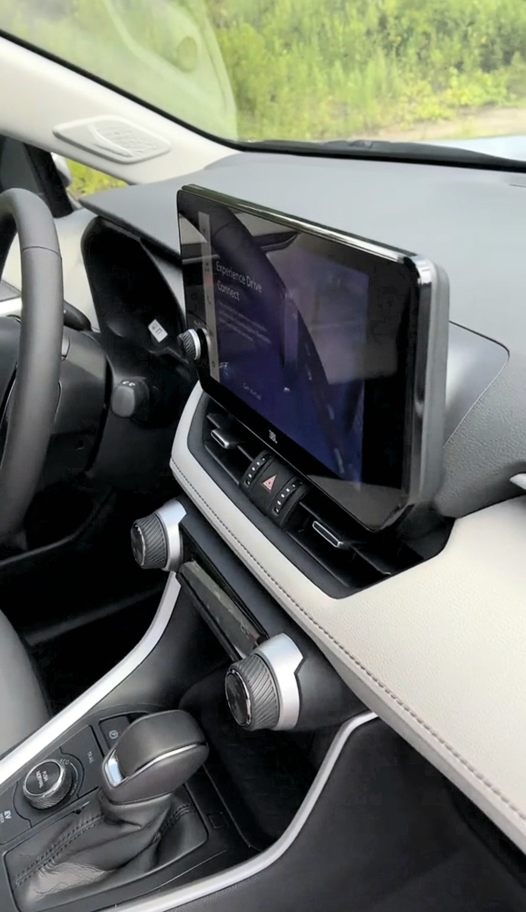 2025 Toyota RAV4 - Image 4